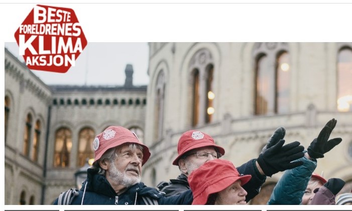 Isovanhempia punainen hattu päässään Norjan parlamentin edustalla. Kuvassa logo: Besteforeldrenes klimaaksjon